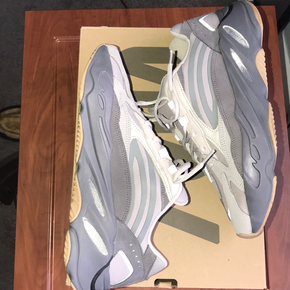 YEEZY TEPHRA - Picture 3 of 5